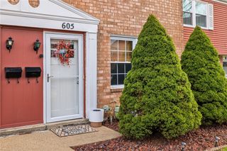605 Hickory Cir, North Strabane, PA 15317