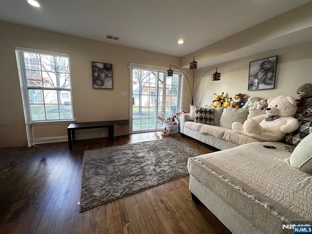 53 Mallard Place, Secaucus, NJ 07094