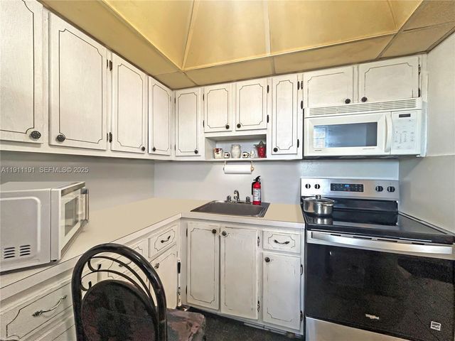 2112 NE 1st Way 203, Boynton Beach, FL 33435