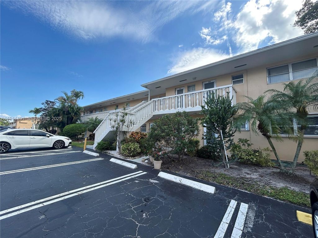 2112 NE 1st Way 203, Boynton Beach, FL 33435