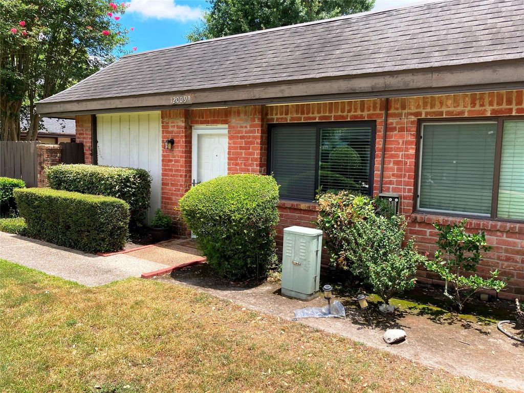 12009 Greenwood Forest Drive, Houston, TX 77066