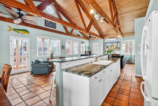 912 S 11th St, Port Aransas, TX 78373