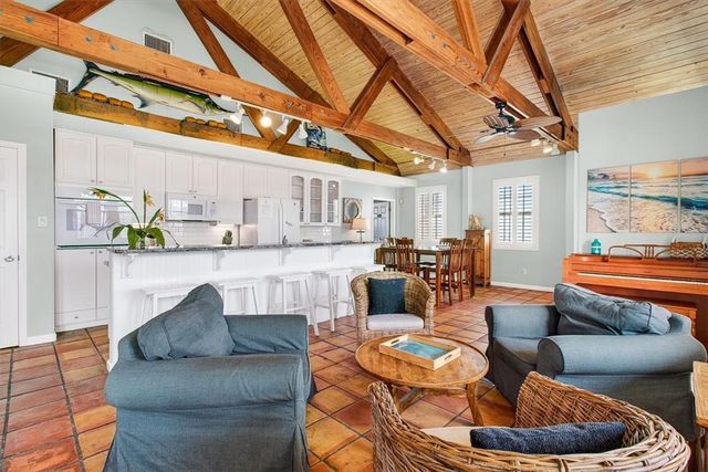 912 S 11th St, Port Aransas, TX 78373