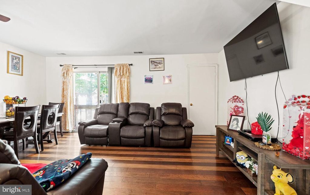 Image 10 of property listing at 3006 SHEPPERTON TER #3006, Silver Spring, MD 20904