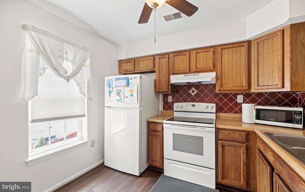 Image 6 of property listing at 3006 SHEPPERTON TER #3006, Silver Spring, MD 20904