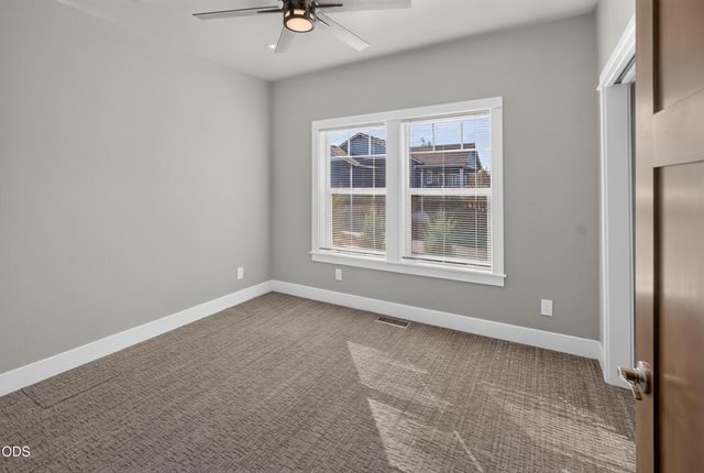 3957 NW 39th Drive, Redmond, OR 97756