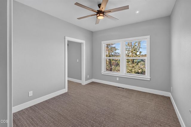3957 NW 39th Drive, Redmond, OR 97756
