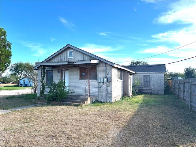 321 N Lee St, Mathis, TX 78368