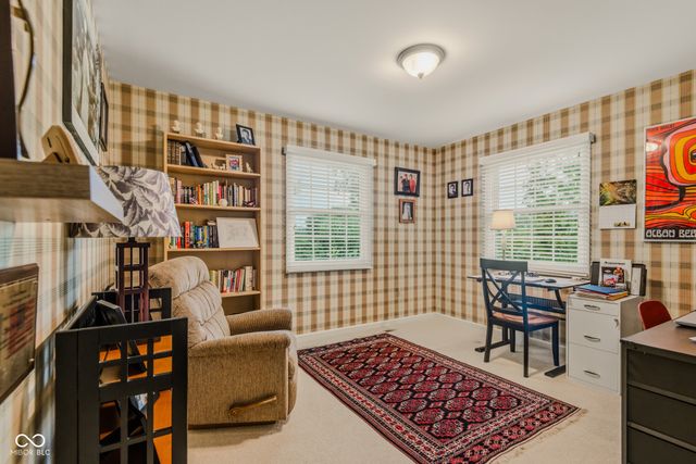 9956 W Raintree Drive N, Columbus, IN 47201
