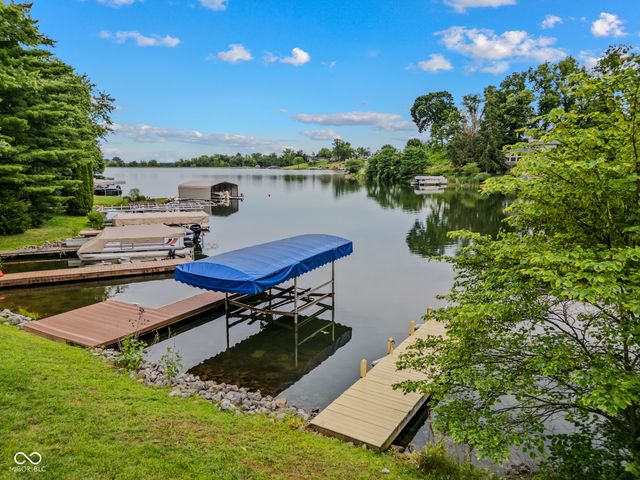 9956 W Raintree Drive N, Columbus, IN 47201
