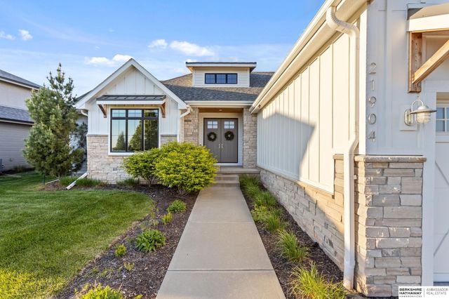 21904 Martha Street, Elkhorn, NE 68022