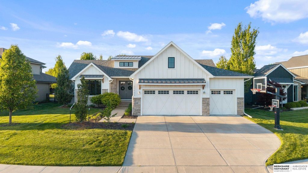 21904 Martha Street, Elkhorn, NE 68022