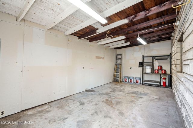 6603 Matthews Rd, Louisville, KY 40258