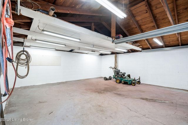 6603 Matthews Rd, Louisville, KY 40258