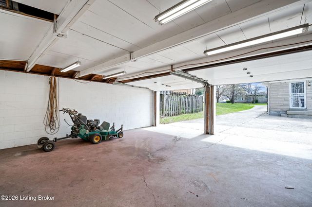 6603 Matthews Rd, Louisville, KY 40258