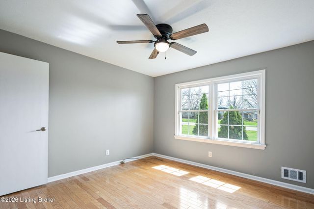 6603 Matthews Rd, Louisville, KY 40258