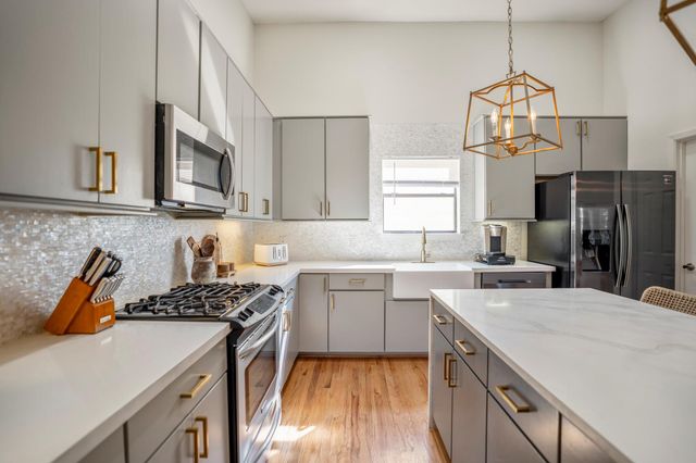 5841 Darling Street C, Houston, TX 77007