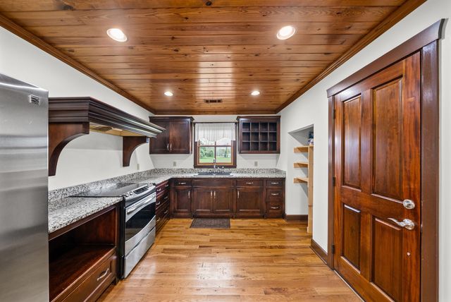 549 Swan Ave, Hohenwald, TN 38462