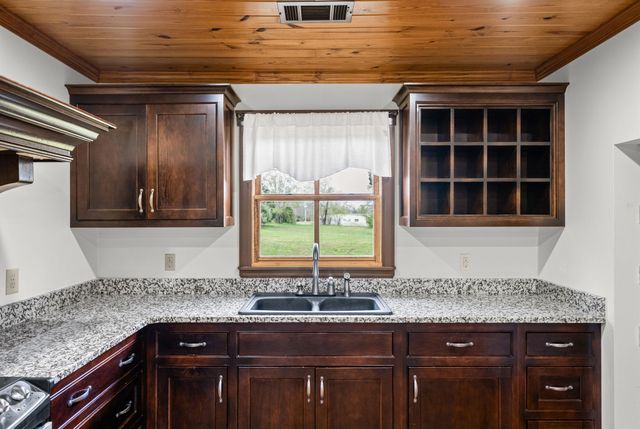 549 Swan Ave, Hohenwald, TN 38462