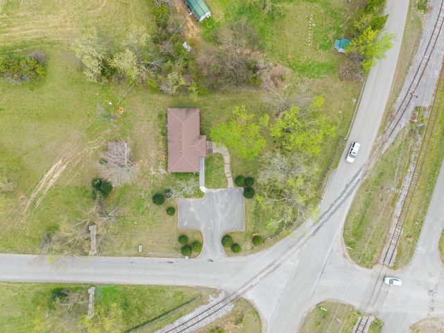 549 Swan Ave, Hohenwald, TN 38462