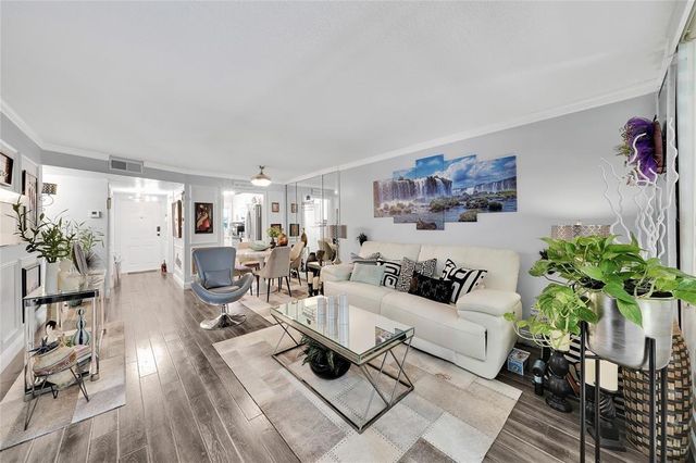 9281 Sunrise Lakes Boulevard 212, Sunrise, FL 33322