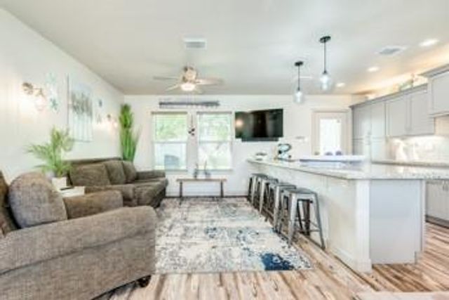 117 Tarpon Avenue, Galveston, TX 77550