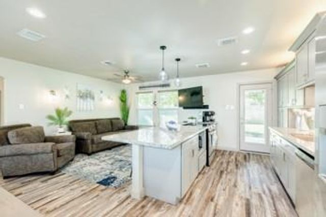 117 Tarpon Avenue, Galveston, TX 77550