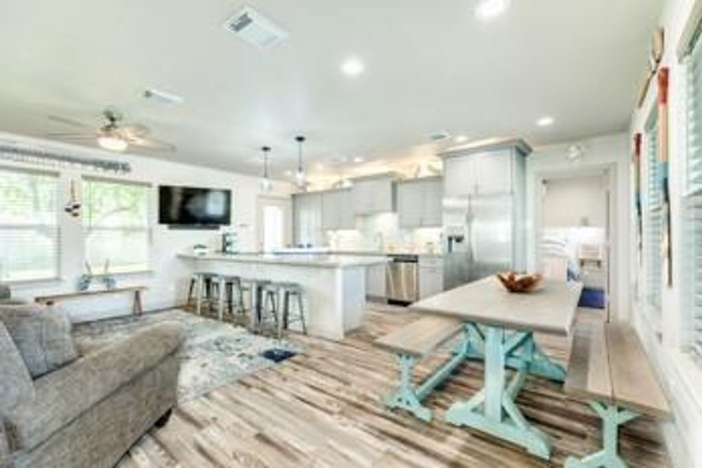 117 Tarpon Avenue, Galveston, TX 77550