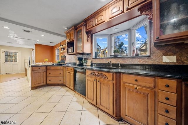 81 Vreeland Ave, Midland Park Boro, NJ 07432