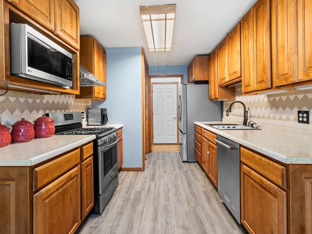 215 Fernwood Road, Montgomery, IL 60538