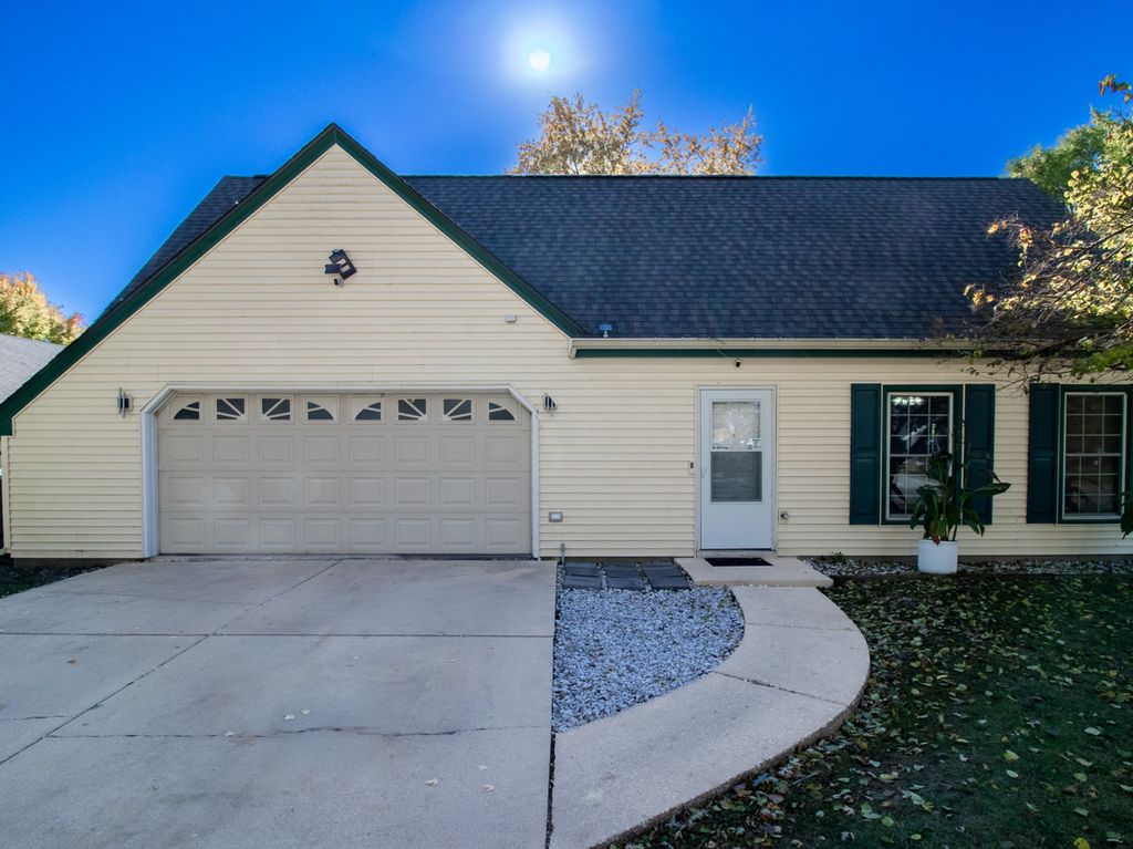 215 Fernwood Road, Montgomery, IL 60538