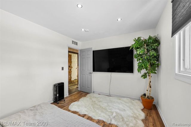 6336 Cambourne Road, Dearborn Heights, MI 48127