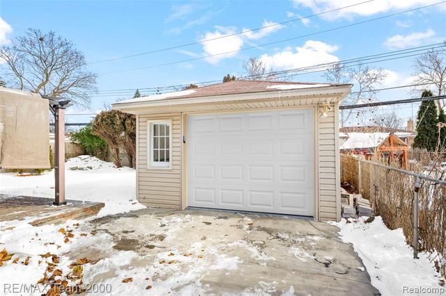 6336 Cambourne Road, Dearborn Heights, MI 48127