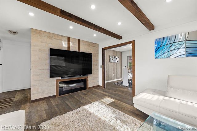 6336 Cambourne Road, Dearborn Heights, MI 48127