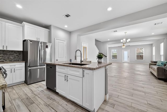 1411 Featherstone Street B, Houston, TX 77020