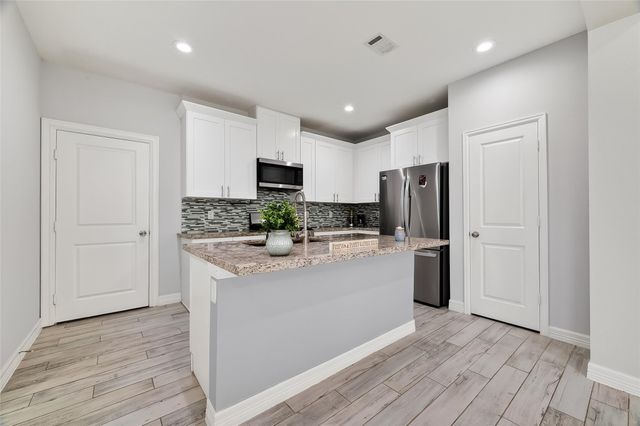 1411 Featherstone Street B, Houston, TX 77020