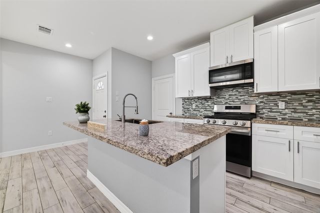 1411 Featherstone Street B, Houston, TX 77020