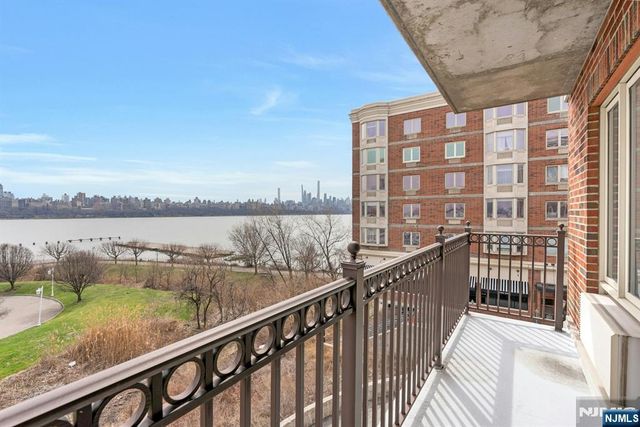 3219 City Place, Edgewater, NJ 07020