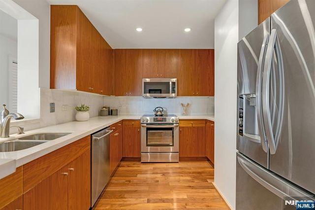 3219 City Place, Edgewater, NJ 07020