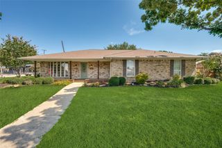 1601 Valleycrest Lane, Carrollton, TX 75006