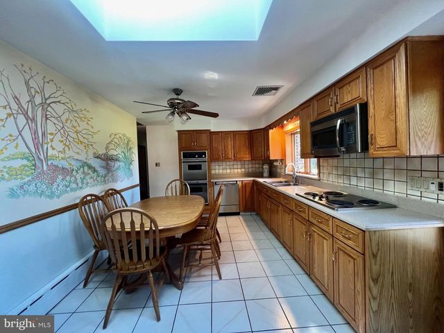 714 STRATFORD DR, Philadelphia, PA 19115