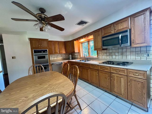 714 STRATFORD DR, Philadelphia, PA 19115