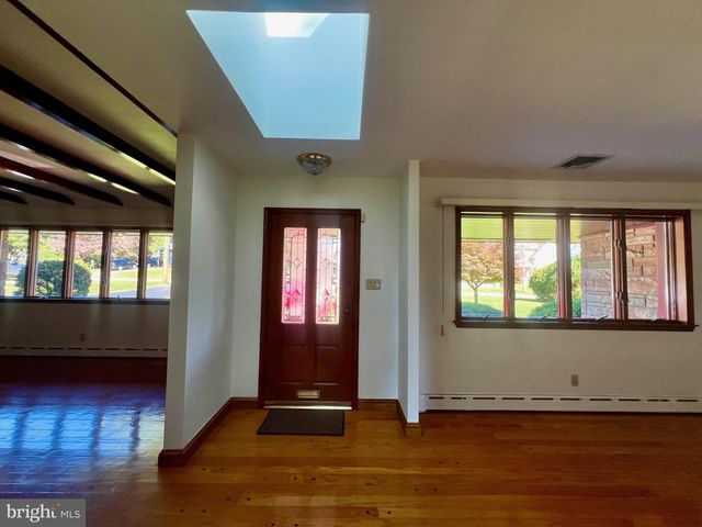 714 STRATFORD DR, Philadelphia, PA 19115