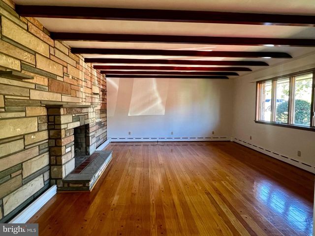714 STRATFORD DR, Philadelphia, PA 19115