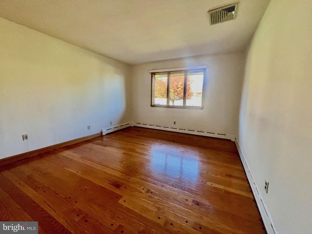 714 STRATFORD DR, Philadelphia, PA 19115