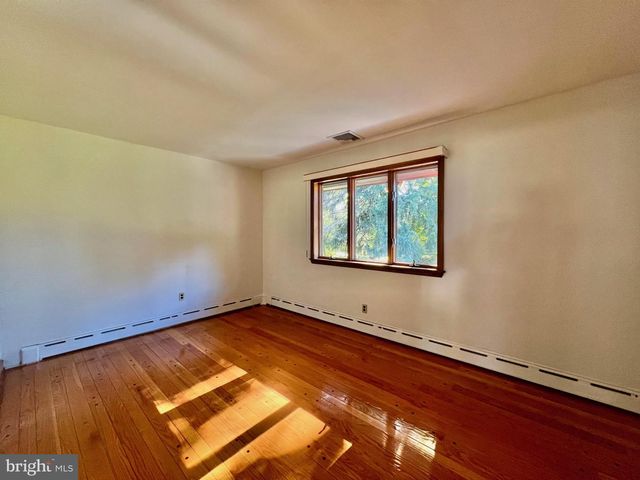 714 STRATFORD DR, Philadelphia, PA 19115