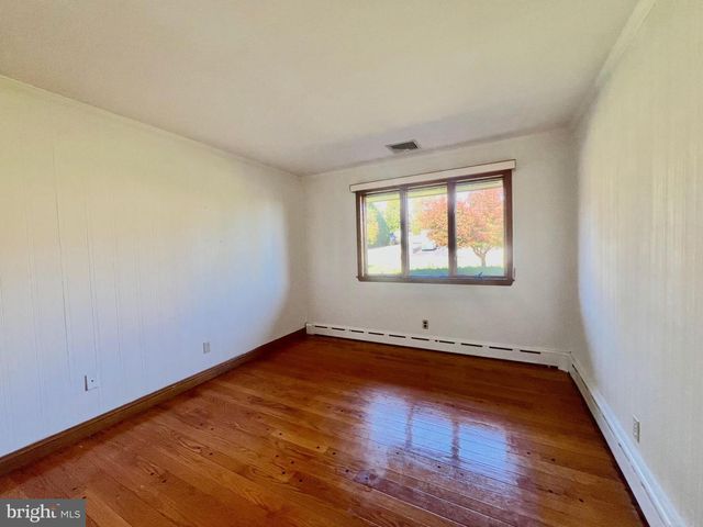 714 STRATFORD DR, Philadelphia, PA 19115