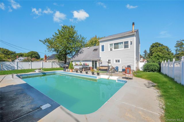 6 Regal Lane, Levittown, NY 11756