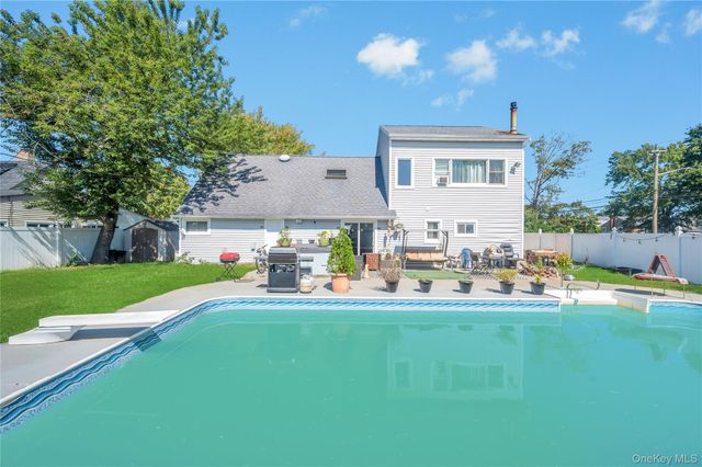 6 Regal Lane, Levittown, NY 11756