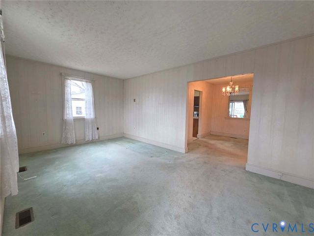 402 Stuart Ave, Colonial Heights, VA 23834